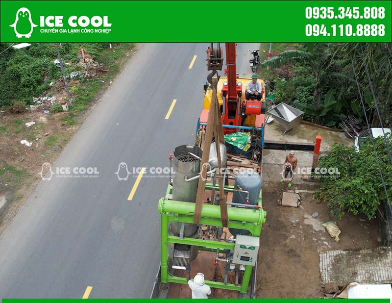 Crane truck installed the ice machine in Dai Loc - Quang Nam