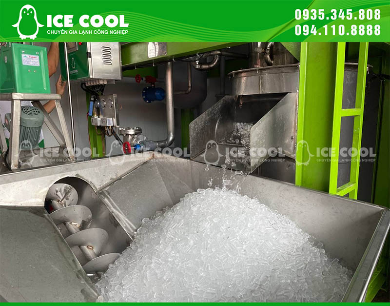 Ice making technology for industrial factories helps optimize the production process, ensuring clean, pure ice and saving energy.